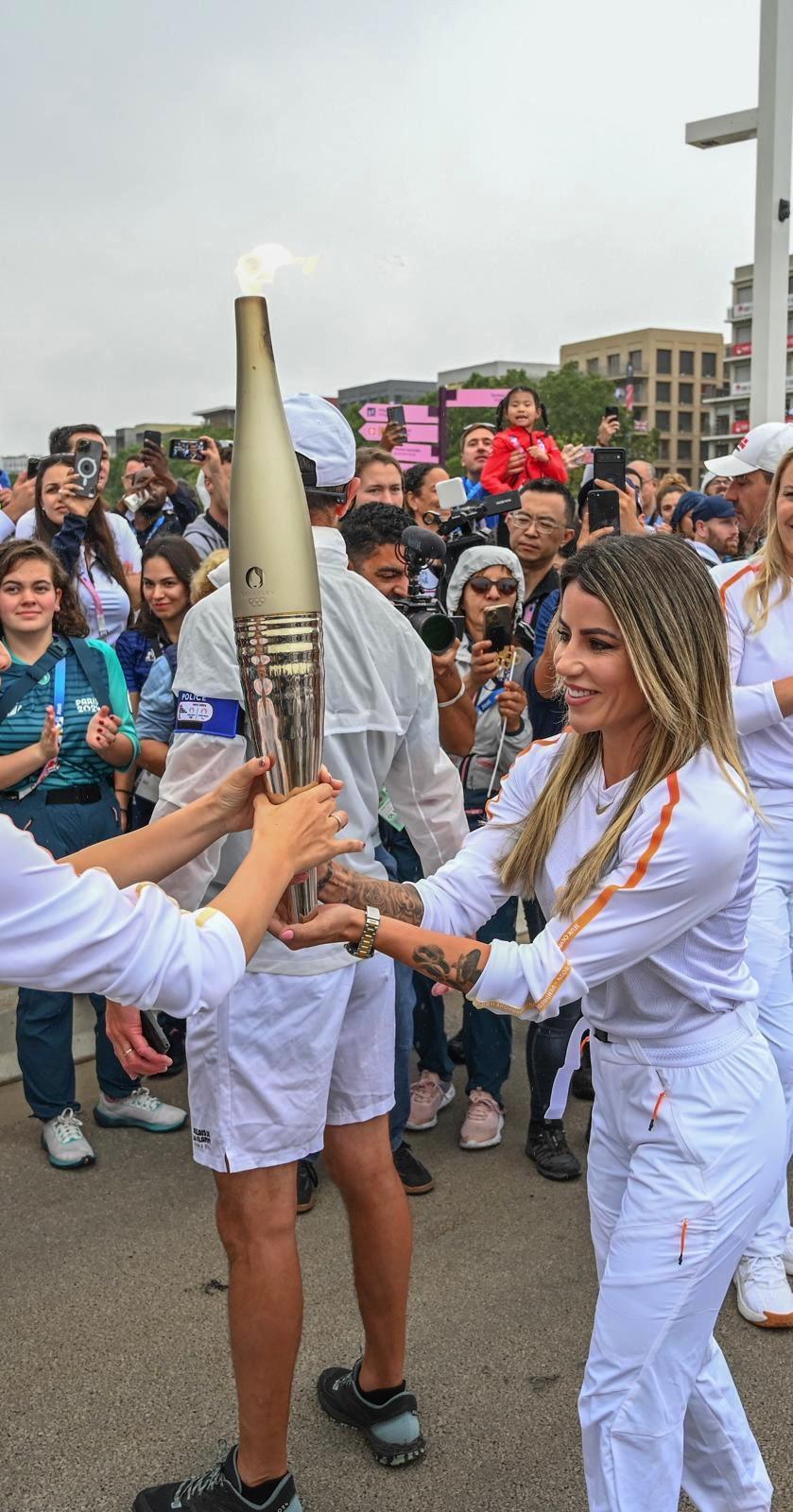 Leticia Bufoni carrega a tocha Olímpica