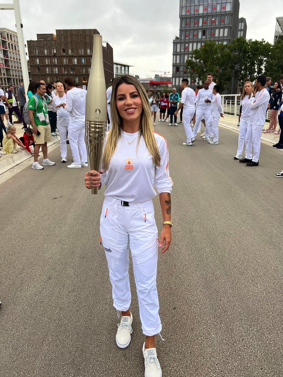 Leticia Bufoni carrega a tocha Olímpica