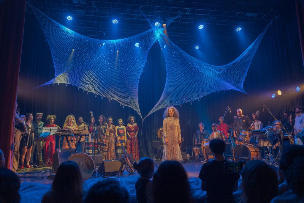 Badi Assad e Orquestra Mundana Refugi