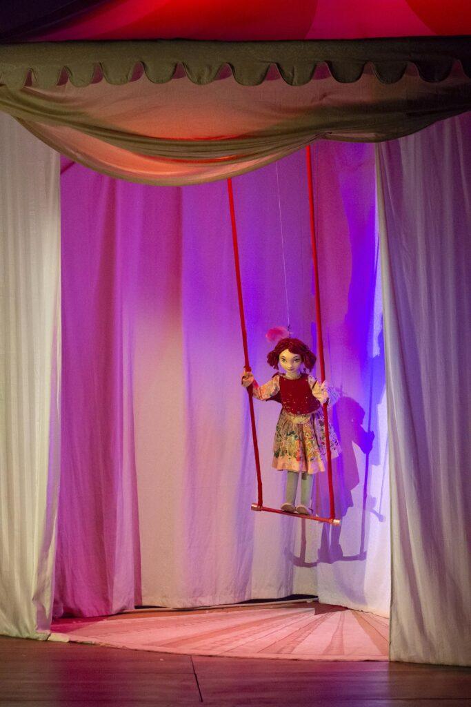 Cia das Rosas faz homenagem ao circo