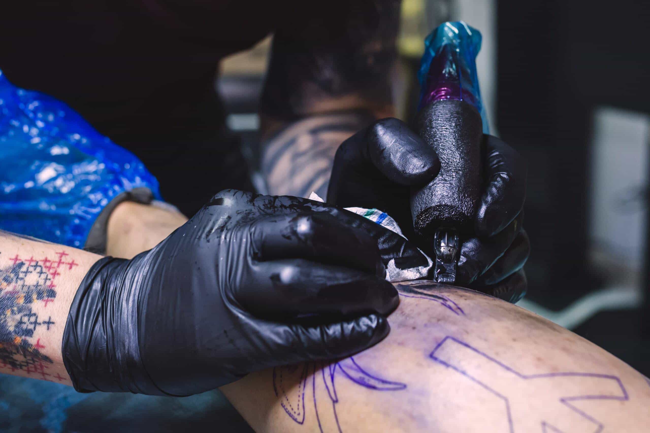 Pessoa sendo tatuada Freepik
