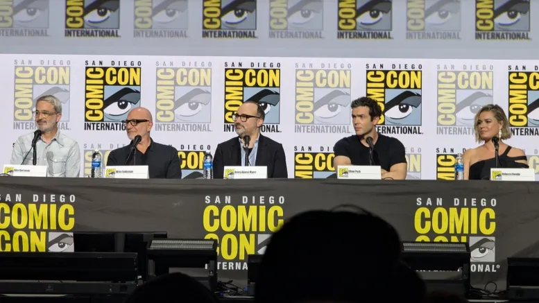 Atores Ethan Peck (Spock)e Rebecca Romijn (Una) participaram do painel