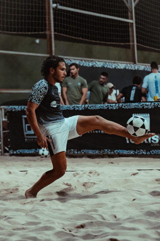 Igor Jansen joga campeonato de futevôlei