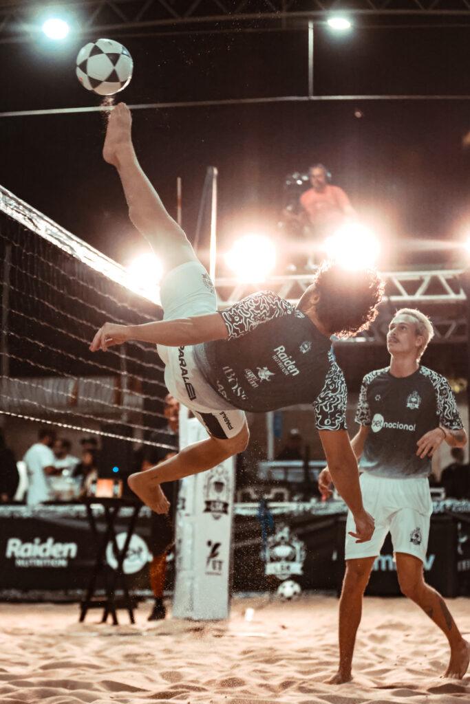 Igor Jansen joga campeonato de futevôlei