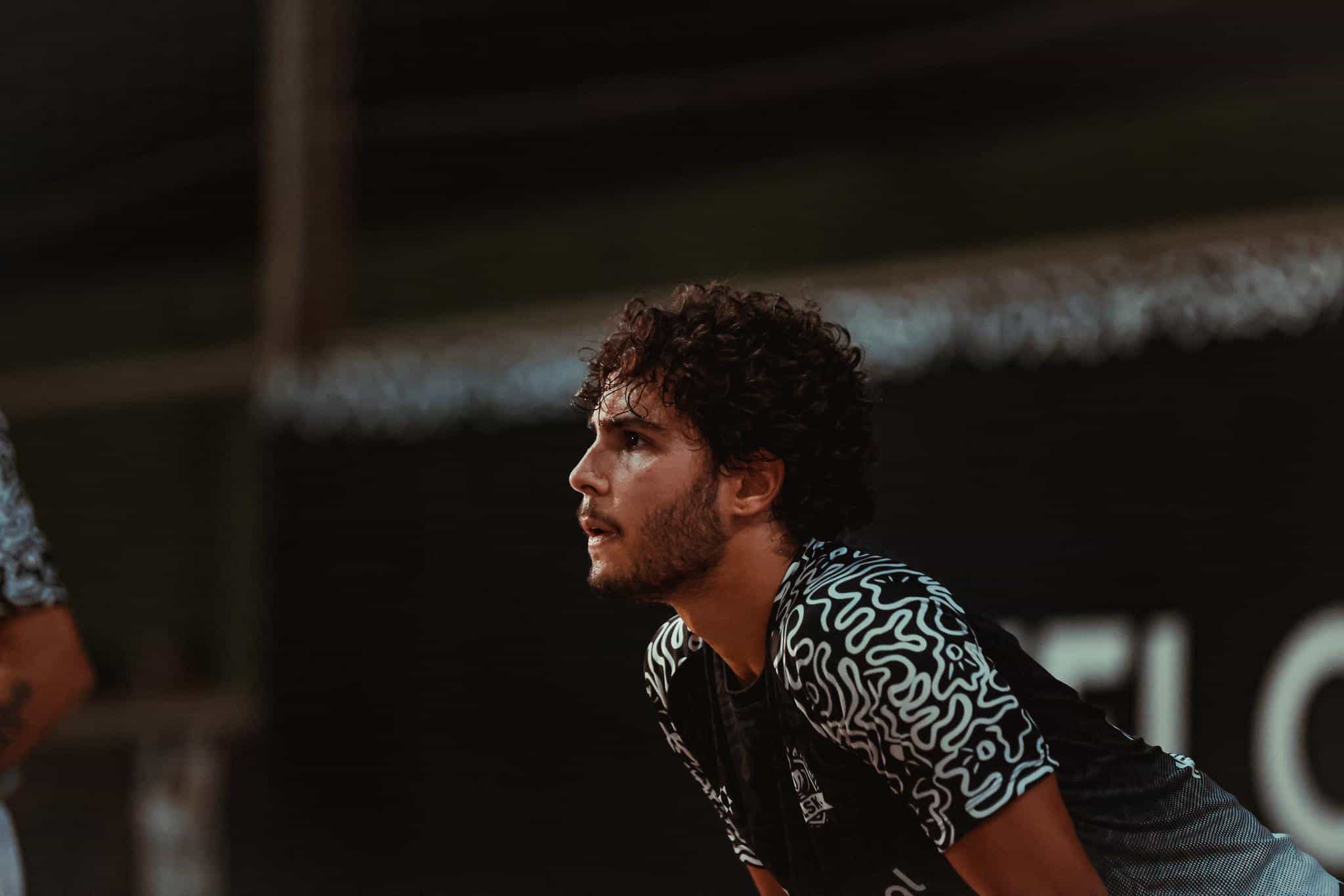 Igor Jansen joga campeonato de futevôlei