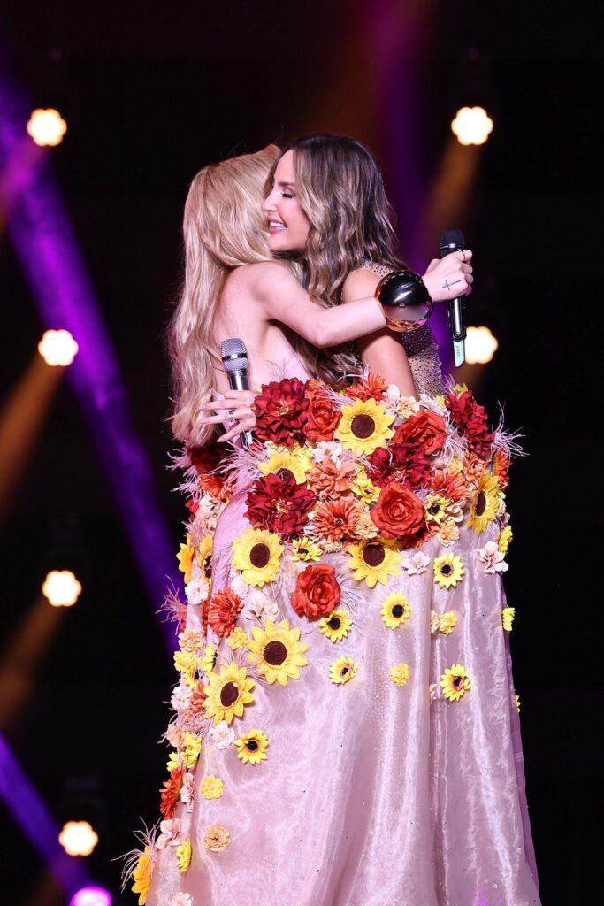 “Infinito”: Claudia Leitte celebra em dueto