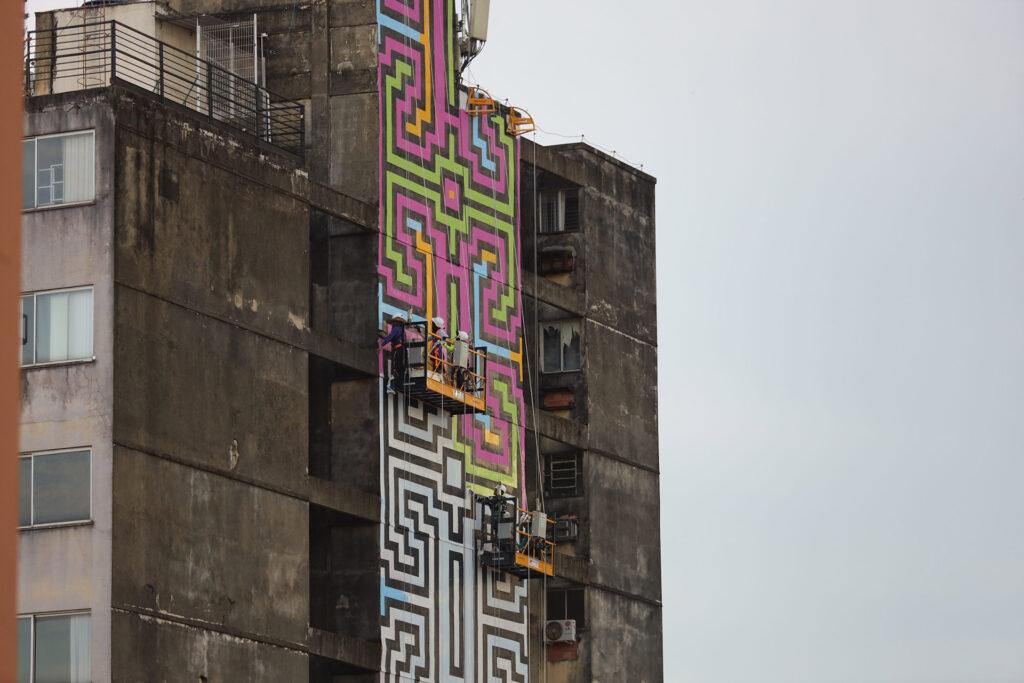 Pinturas em grande escala em empenas