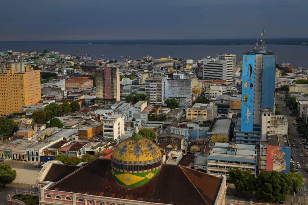 Pinturas em grande escala em empenas