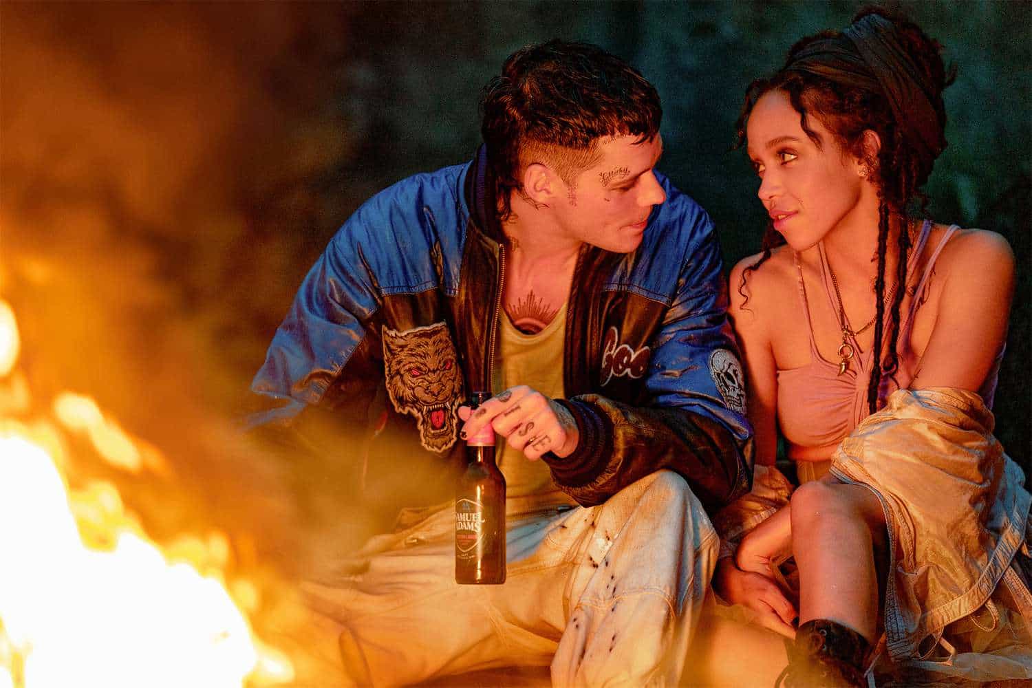 Bill Skarsgård e FKA Twigs no filme O Corvo