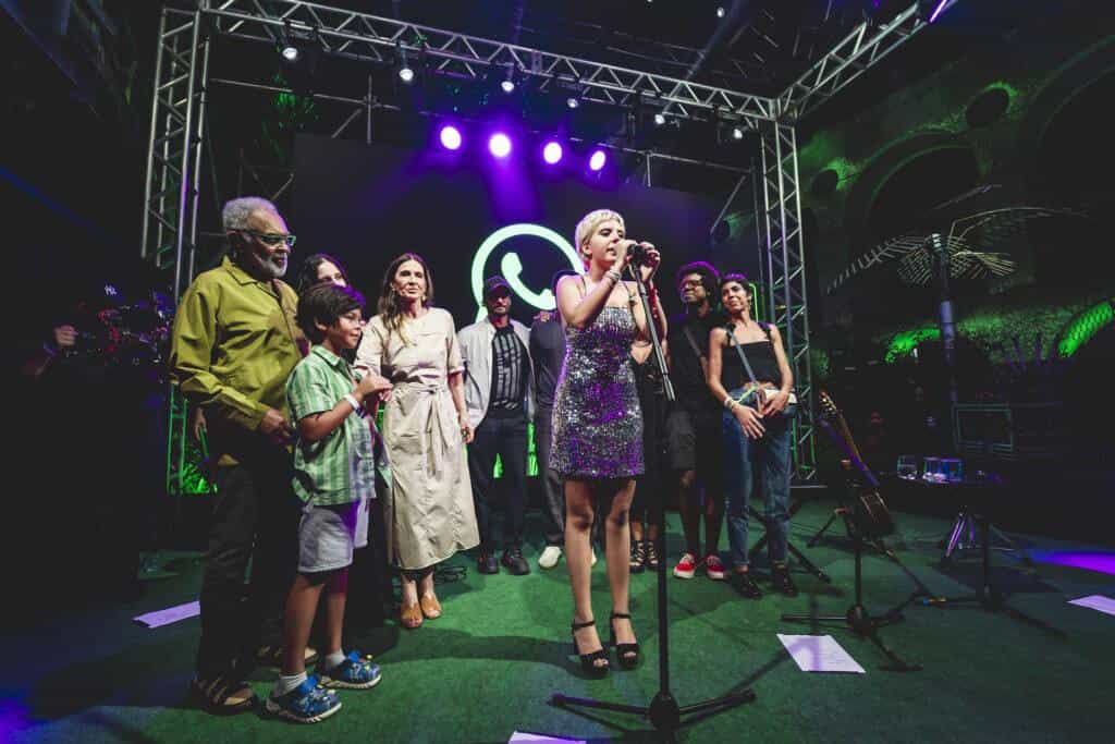 Flor Gil cai no pop em "Hell No"