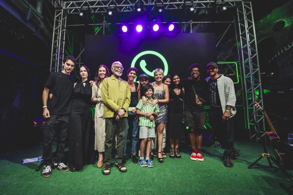 Flor Gil cai no pop em "Hell No"
