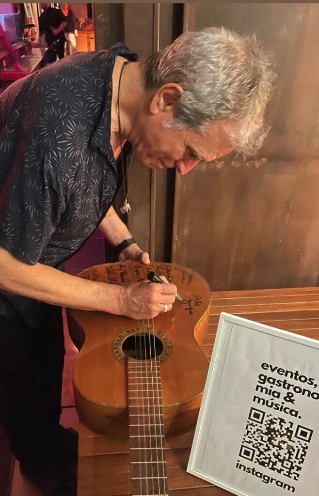 Arnaldo Brandão com show intimista em São Paulo