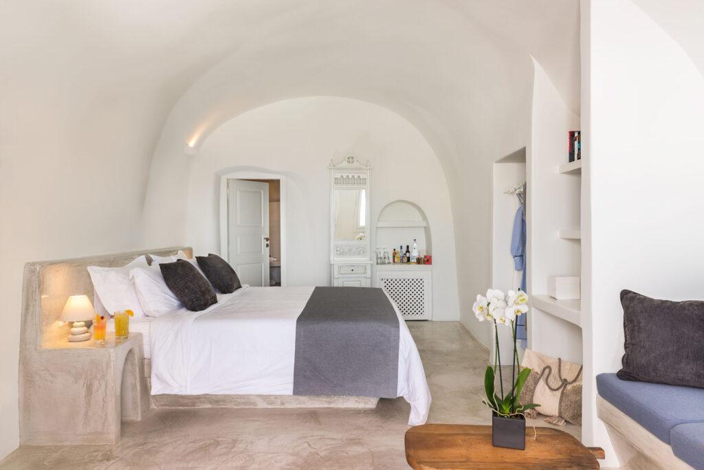 Conheça um dos icônicos hotéis de Santorini