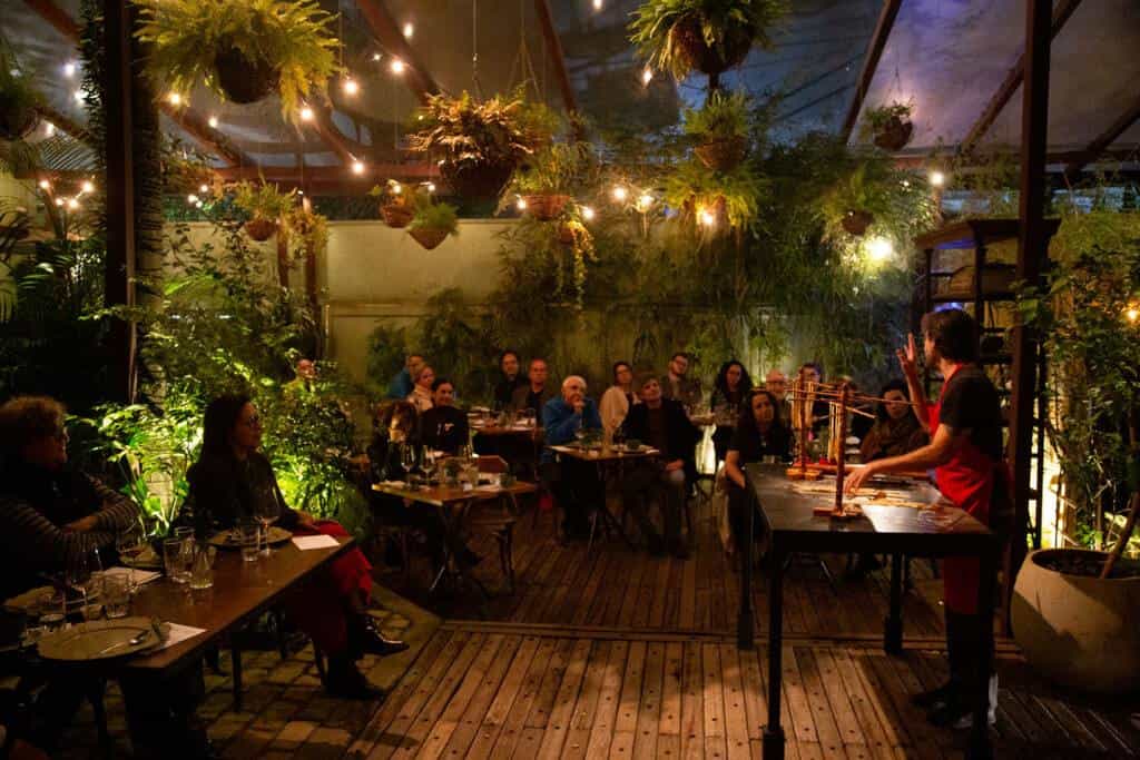 Espetáculo une teatro e gastronomia