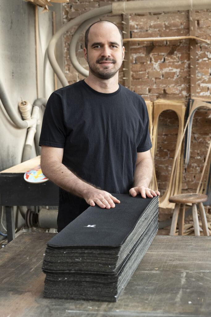 Skate inovador com lixa de borracha