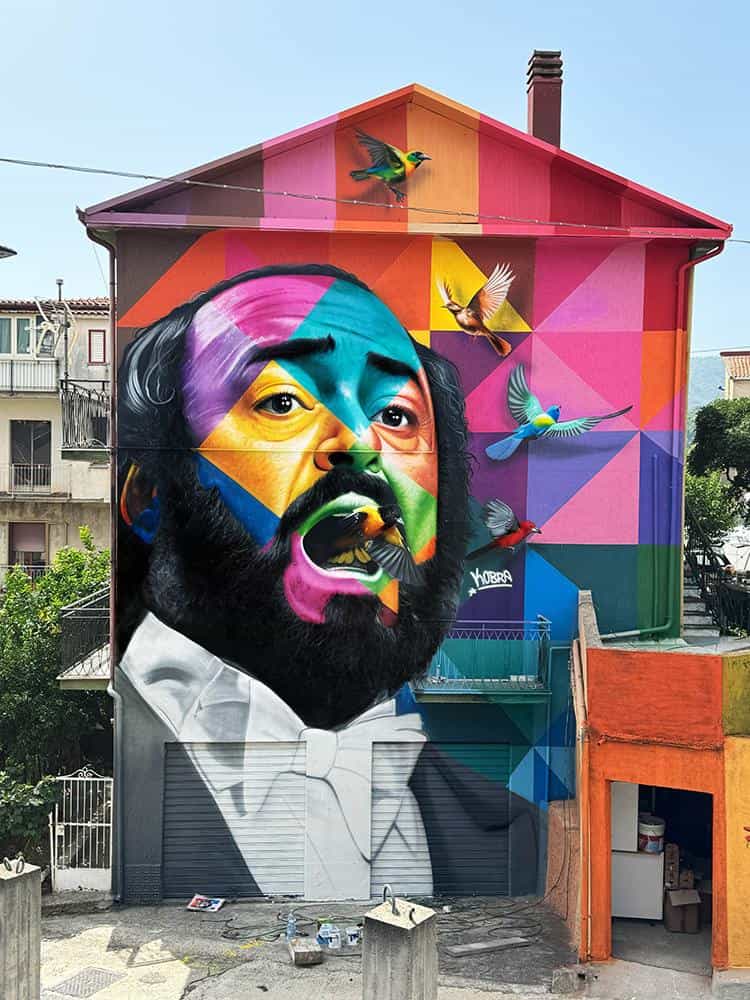 Eduardo Kobra se inspira em Pavarotti