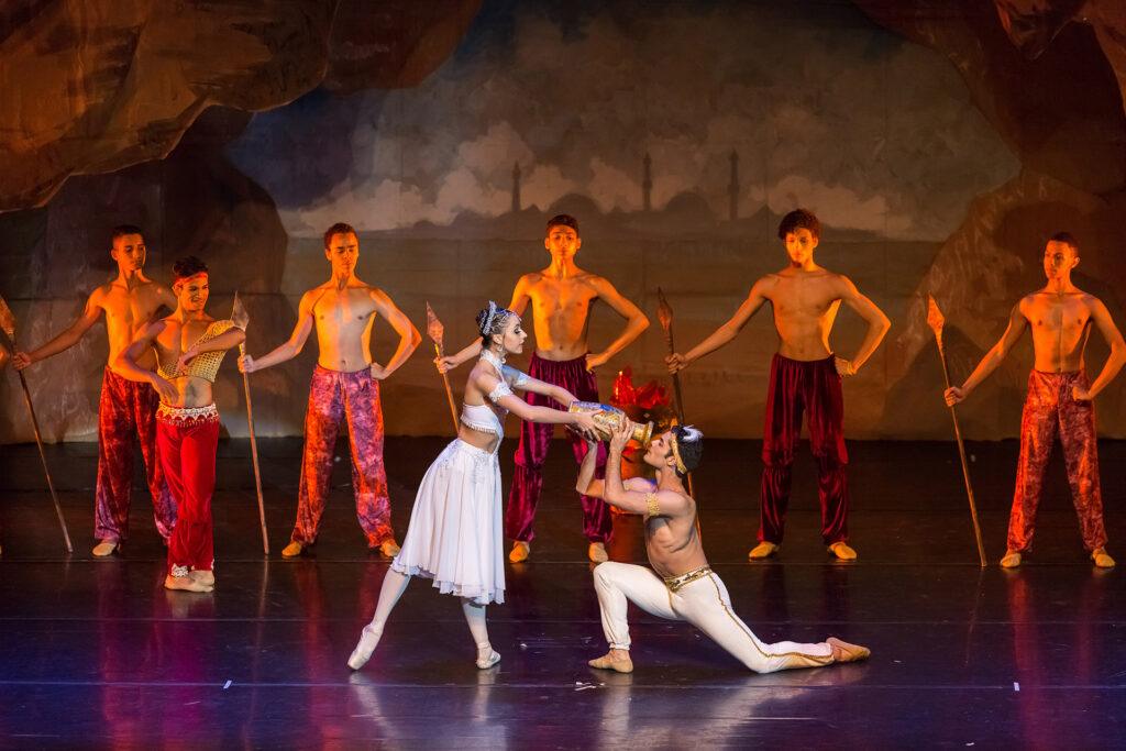O ballet La Bayadère no Teatro Sérgio Cardoso