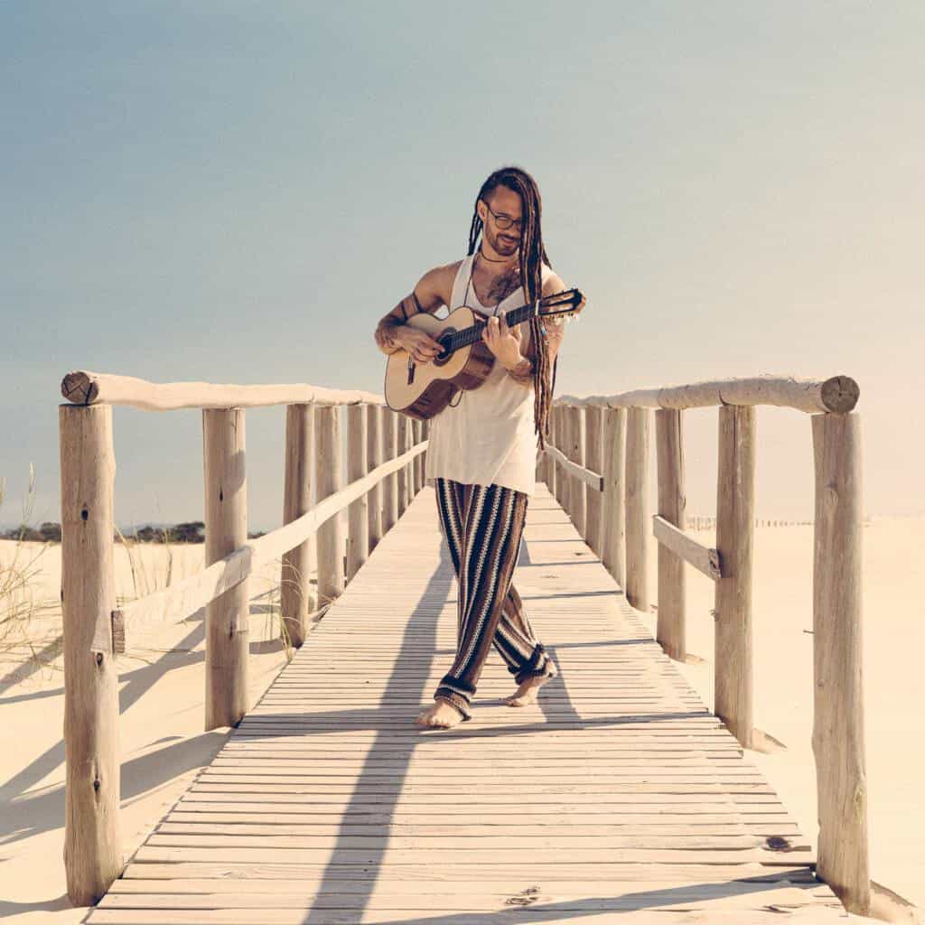 Gabriel Elias retorna às raízes reggae