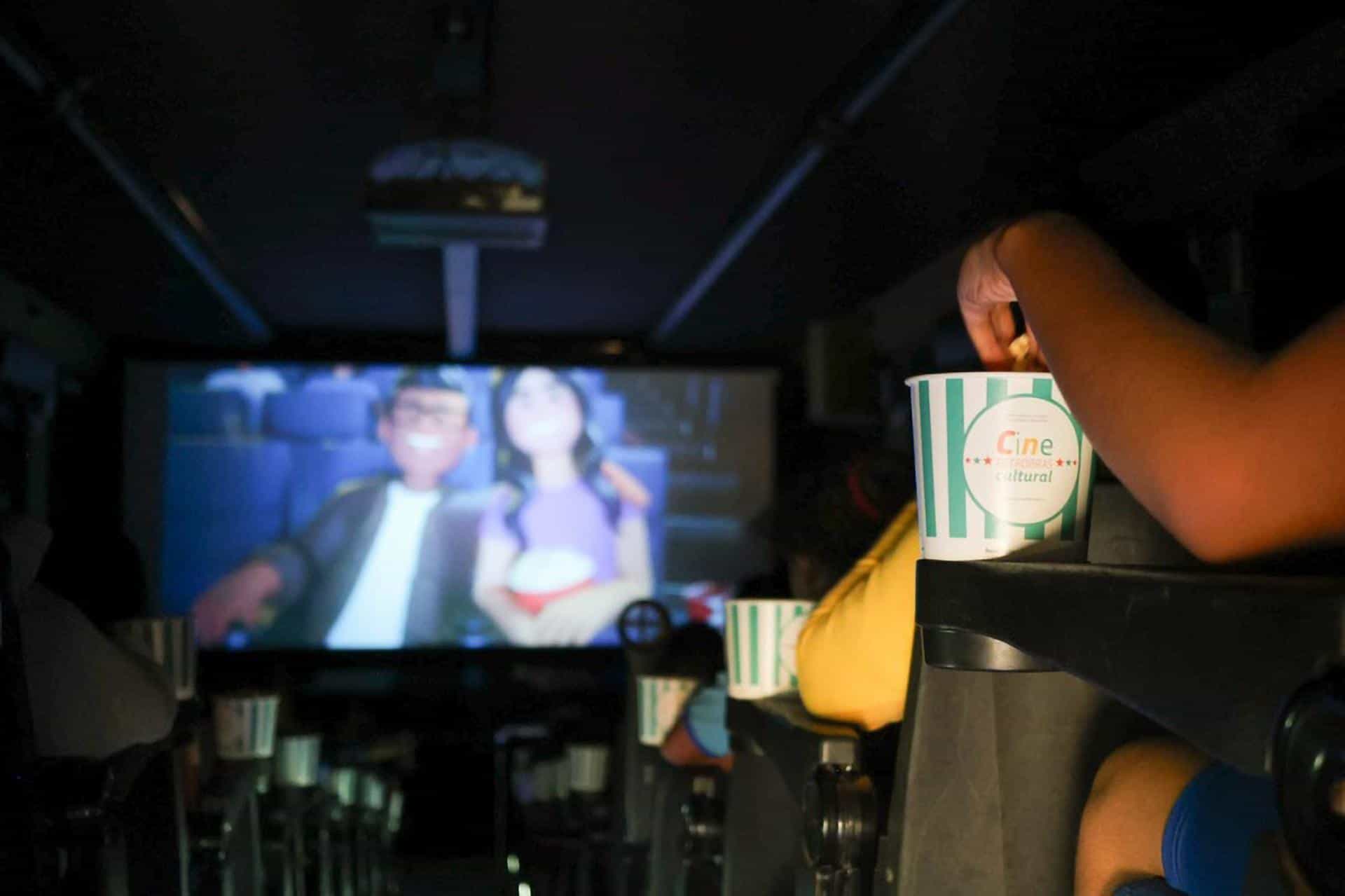 Com tecnologia exclusiva e patenteada, a carreta cinema tem infraestrutura completa para lazer e conforto do público. Foto: Marcelo Magalhães