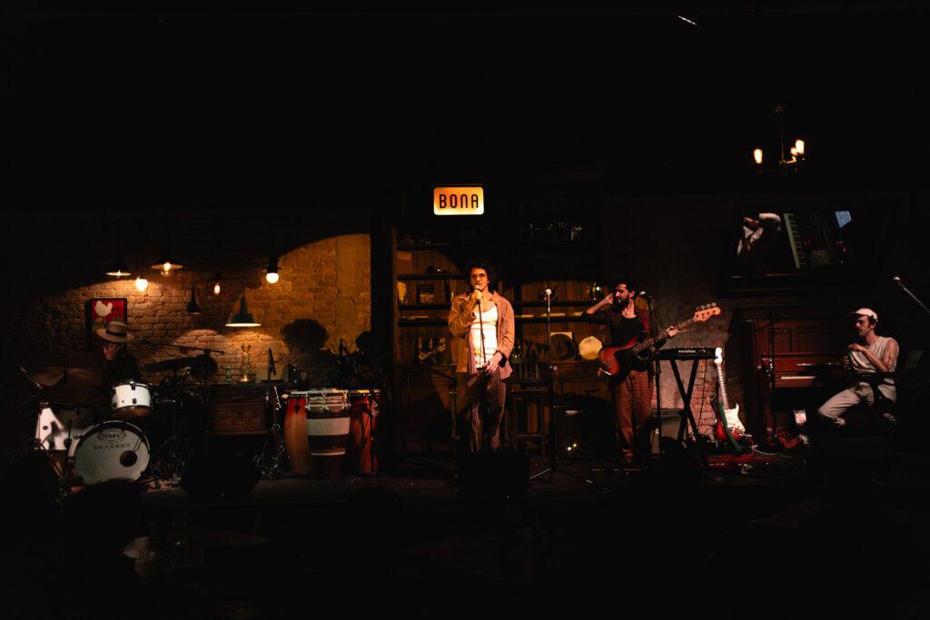 Banda Losso e Outros Poetas faz show