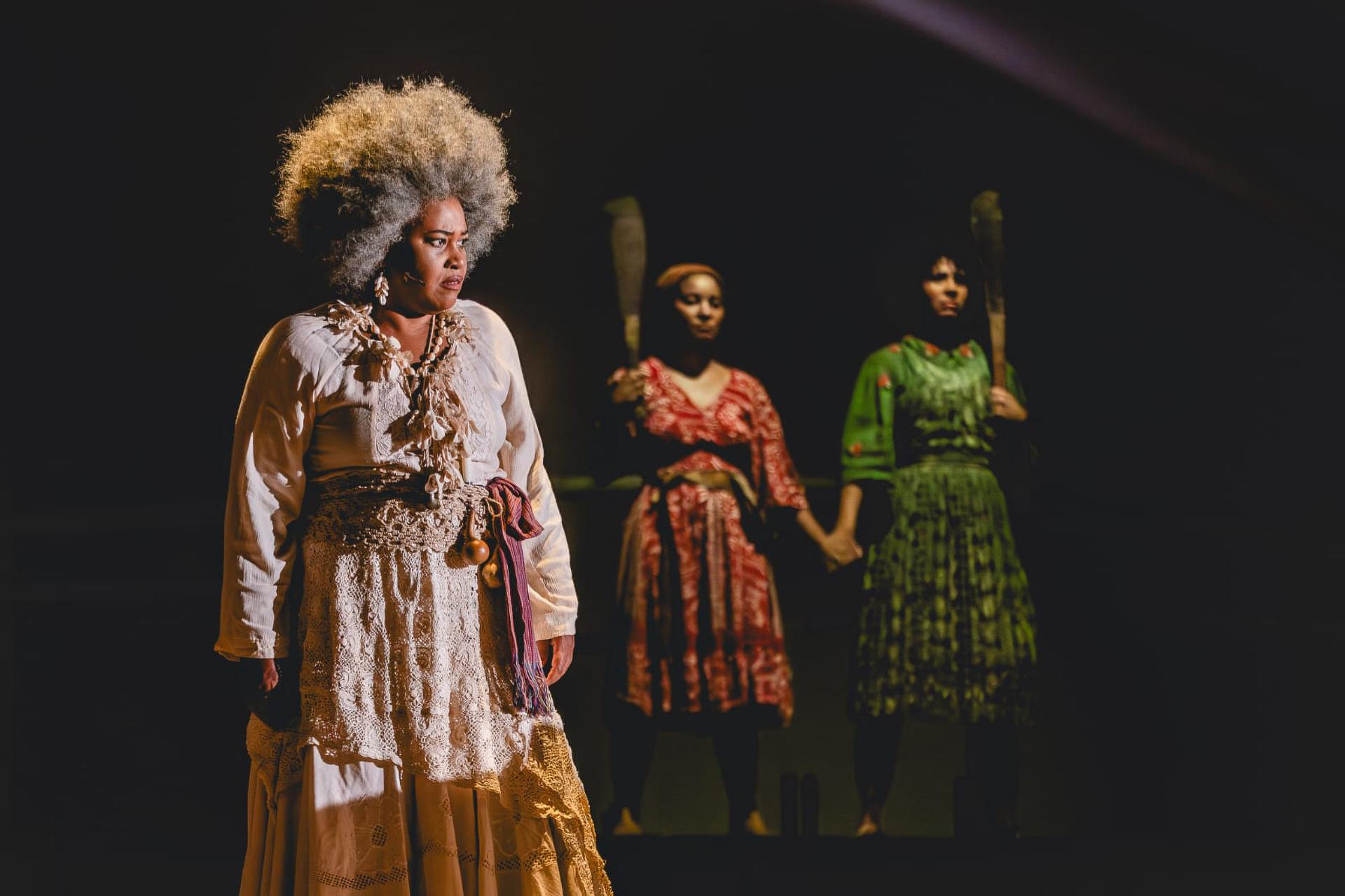 As atrizes Lilian Valeska, Larissa Luz e Bárbara Sut em cena / Caio Lírio