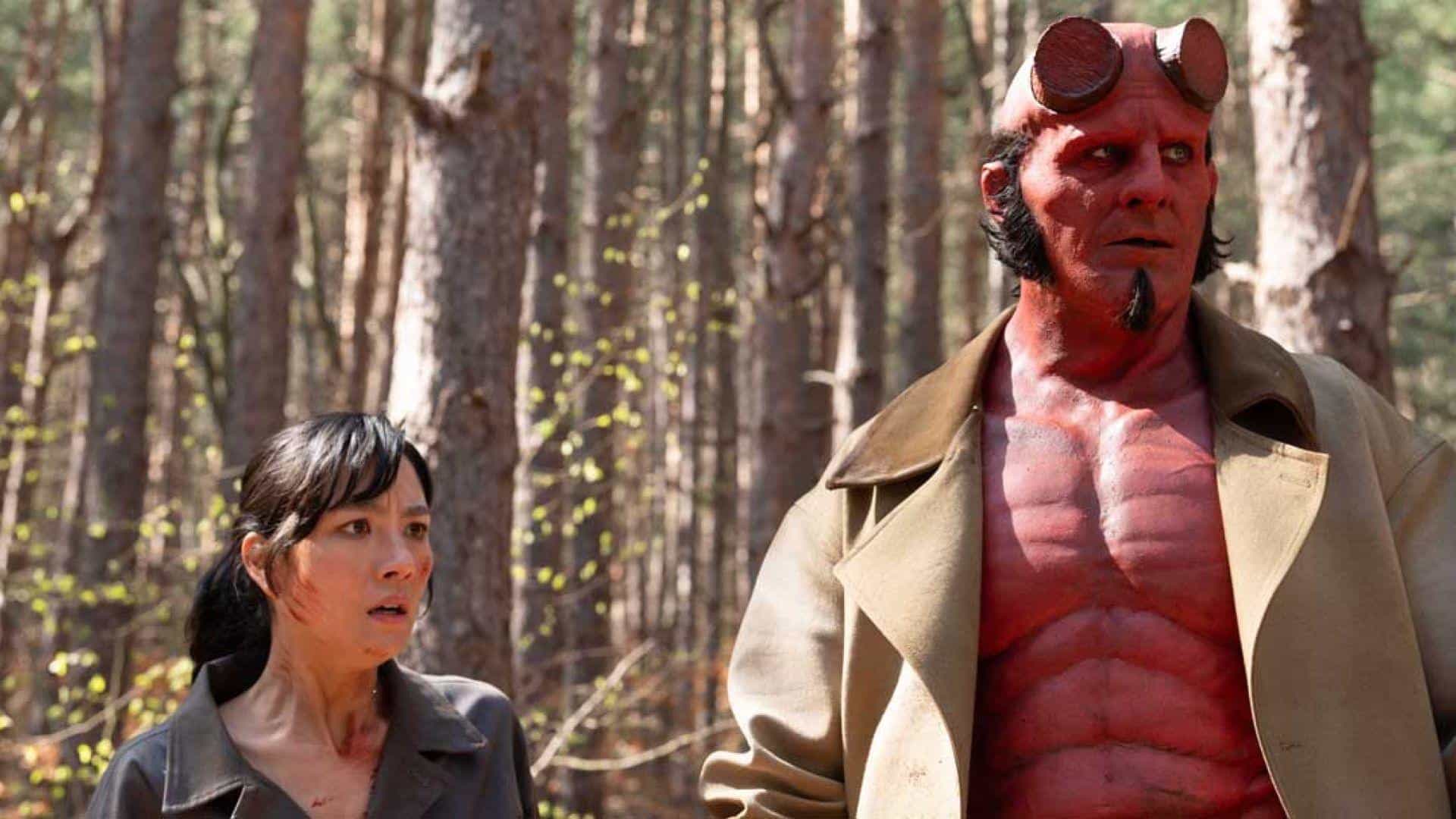 Hellboy (Jack Kesy) e Bobbie Jo Song (Adeline Rudolph)