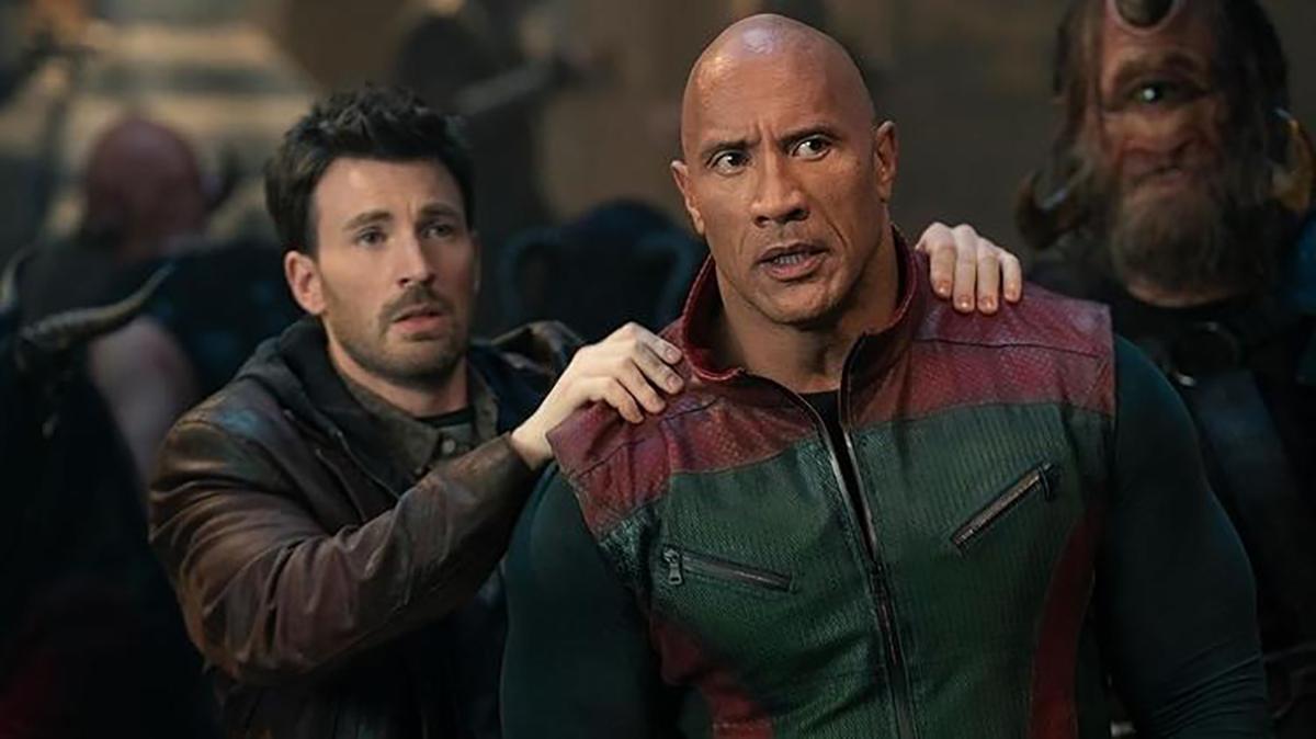 Dwayne Johnson e Chris Evans em Operação Natal