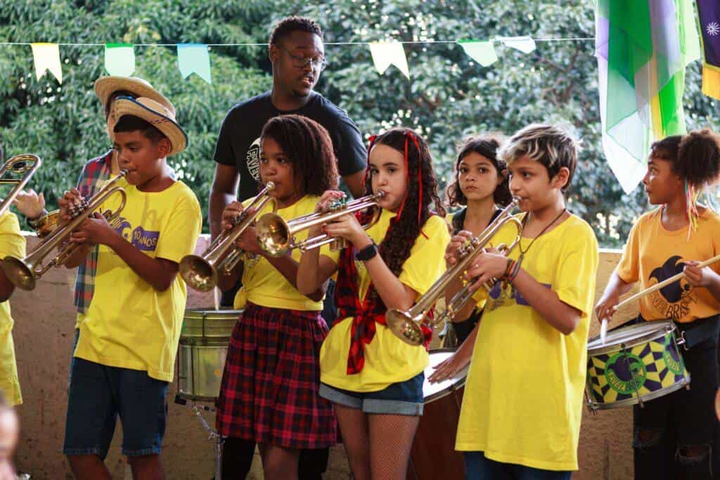 Educação musical para jovens das favelas