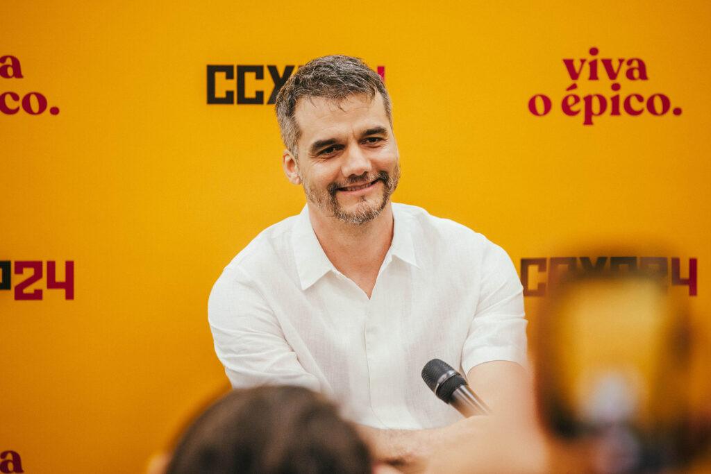 Wagner Moura agita e emociona público