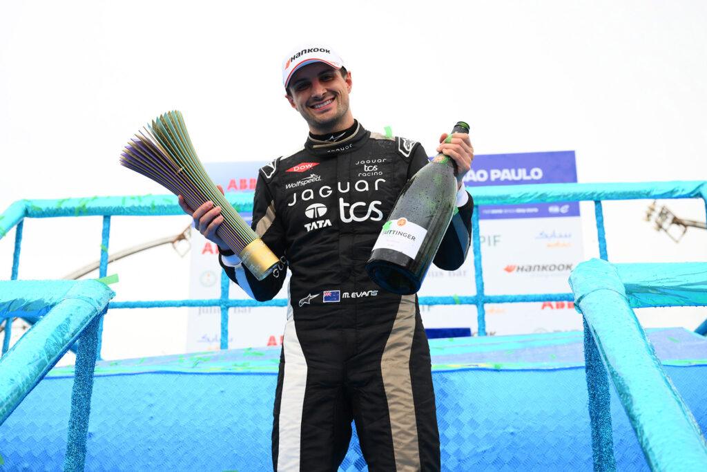 A Jaguar, sai do último lugar para vitória