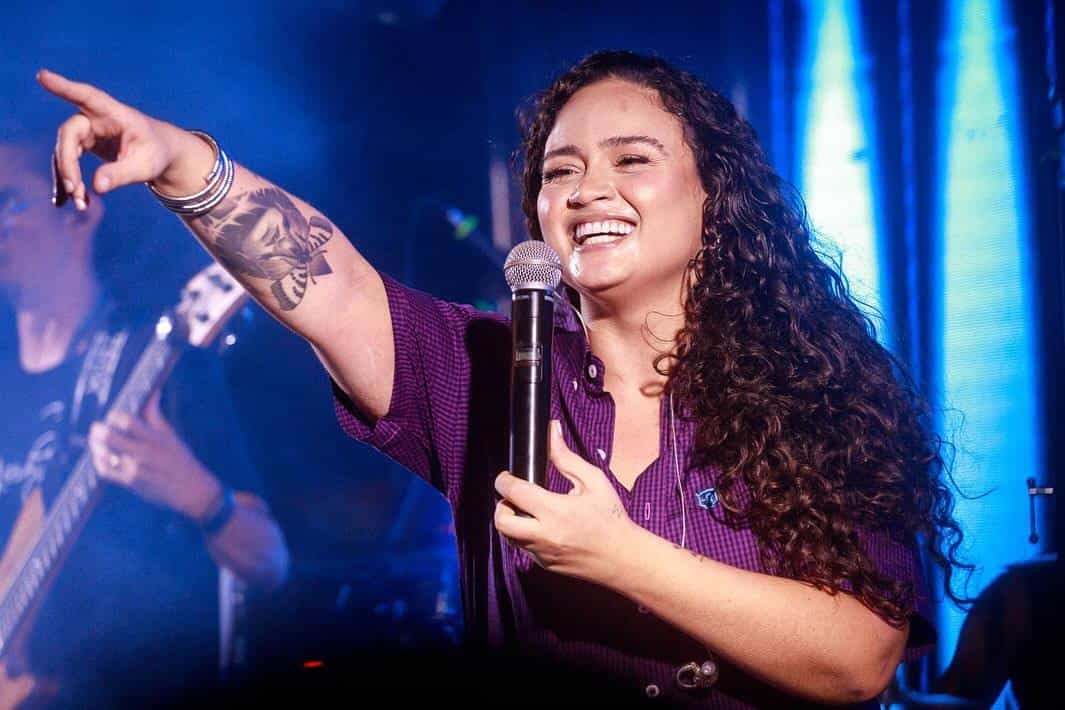 Luiza Martins celebra suas raízes