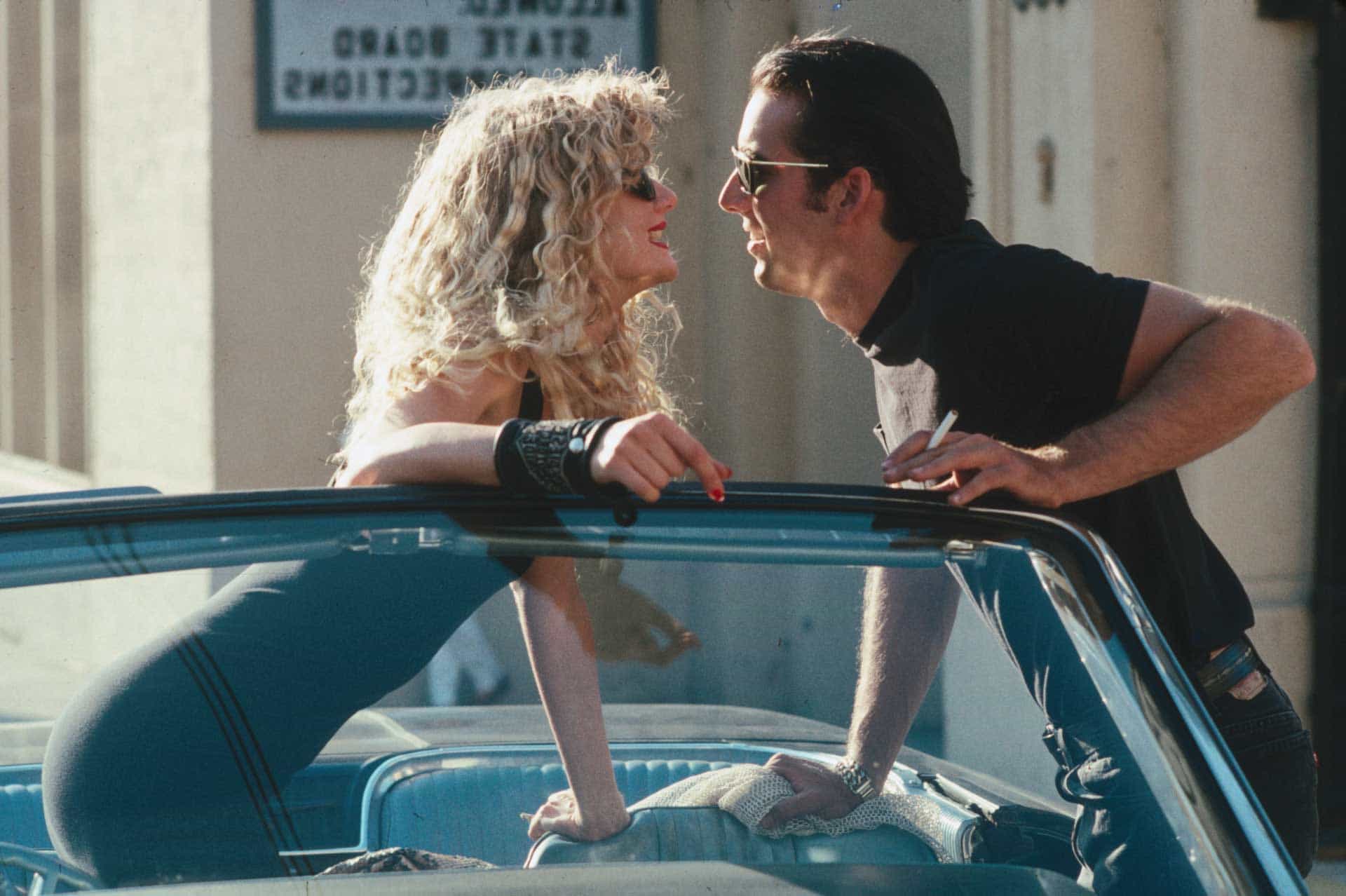 Laura Dern e Nicolas Cage contracenam em “Coração Selvagem“, de David Lynch.