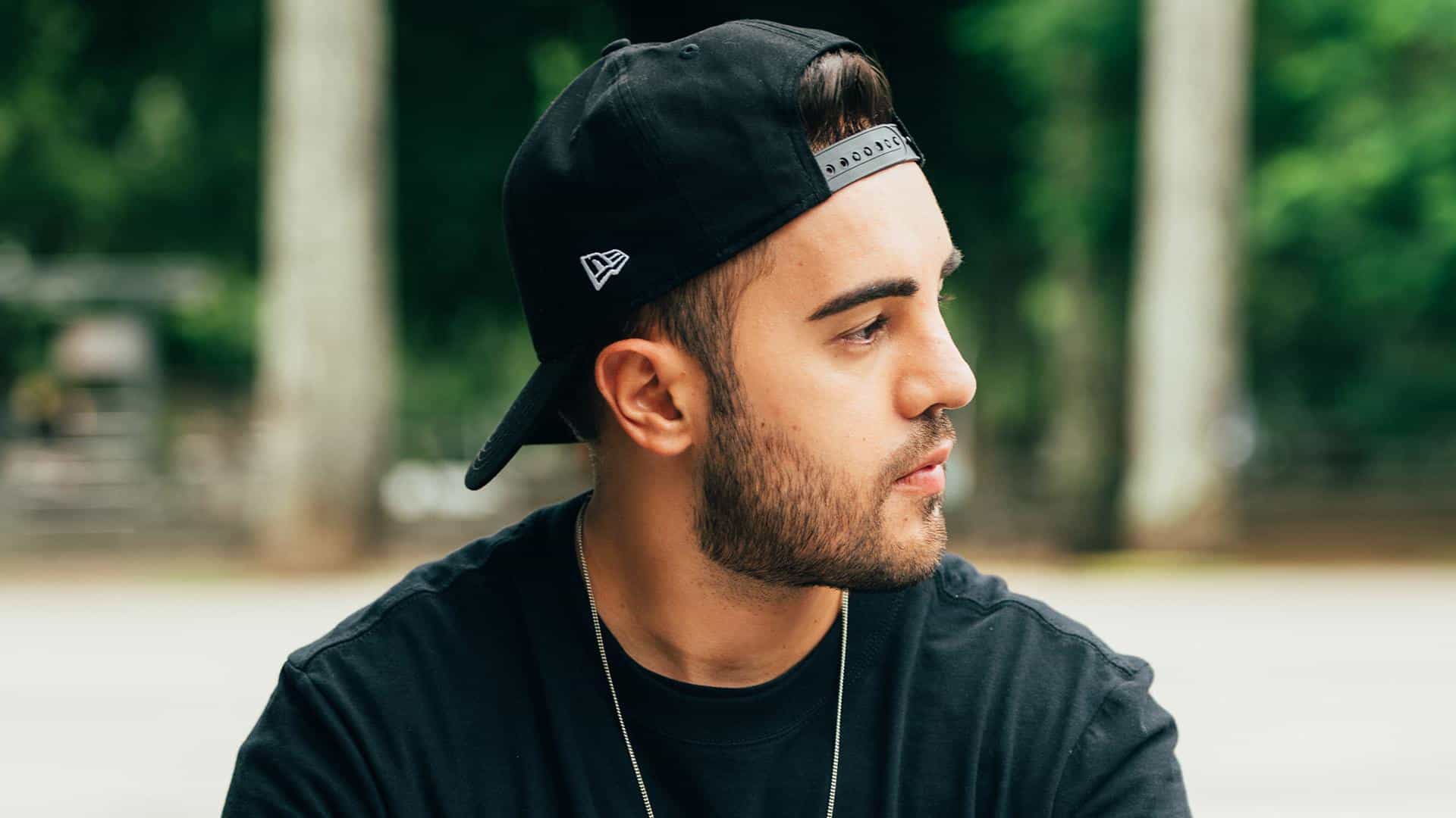 Primeiro álbum solo, e anuncia volta aos palcos