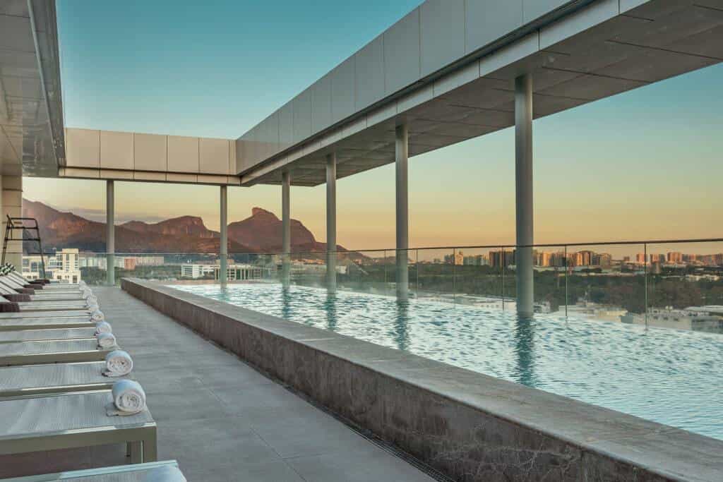 Hilton Barra comemora dez anos com benefícios em abril