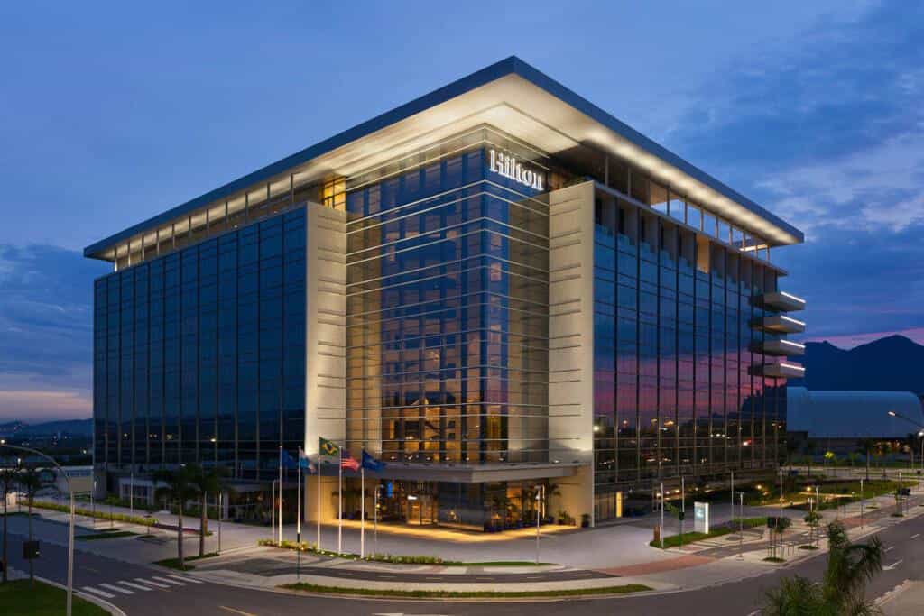 Hilton Barra comemora dez anos com benefícios em abril