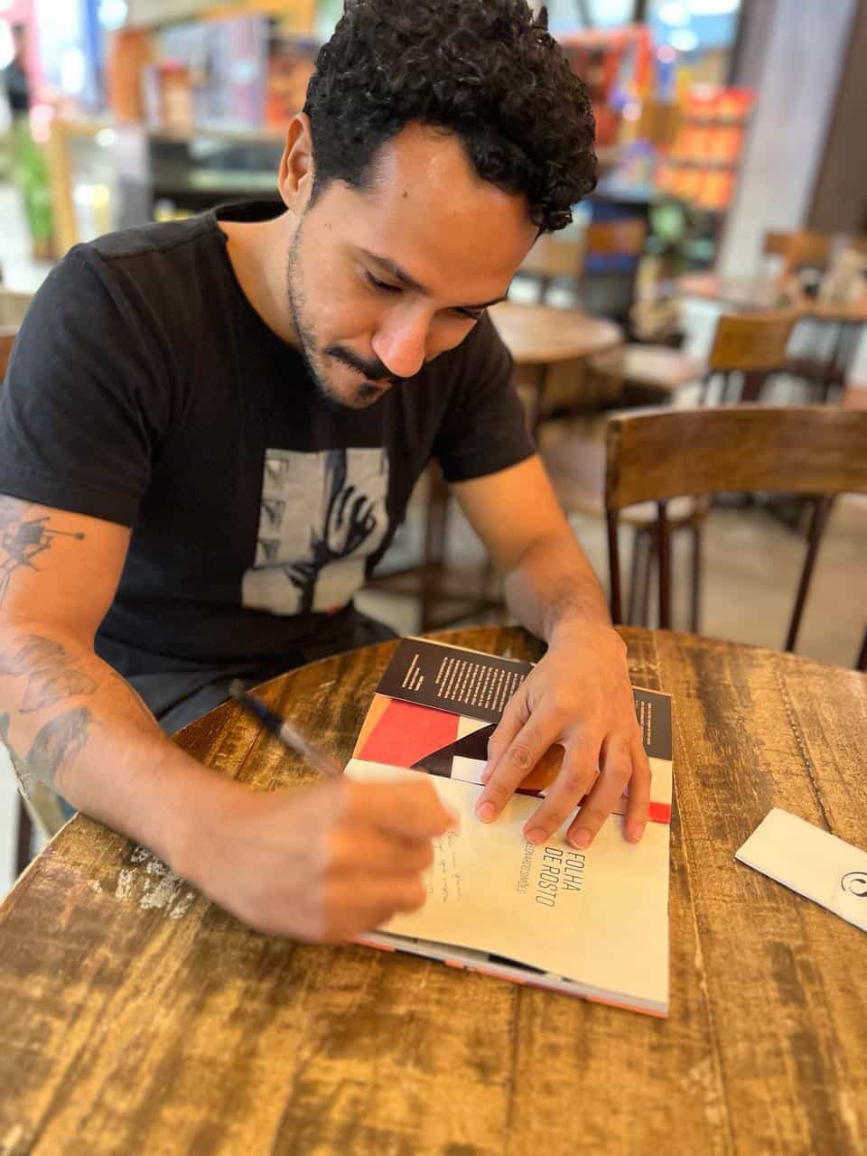 Novo livro de Leonardo Simões, autor radicado em São Paulo