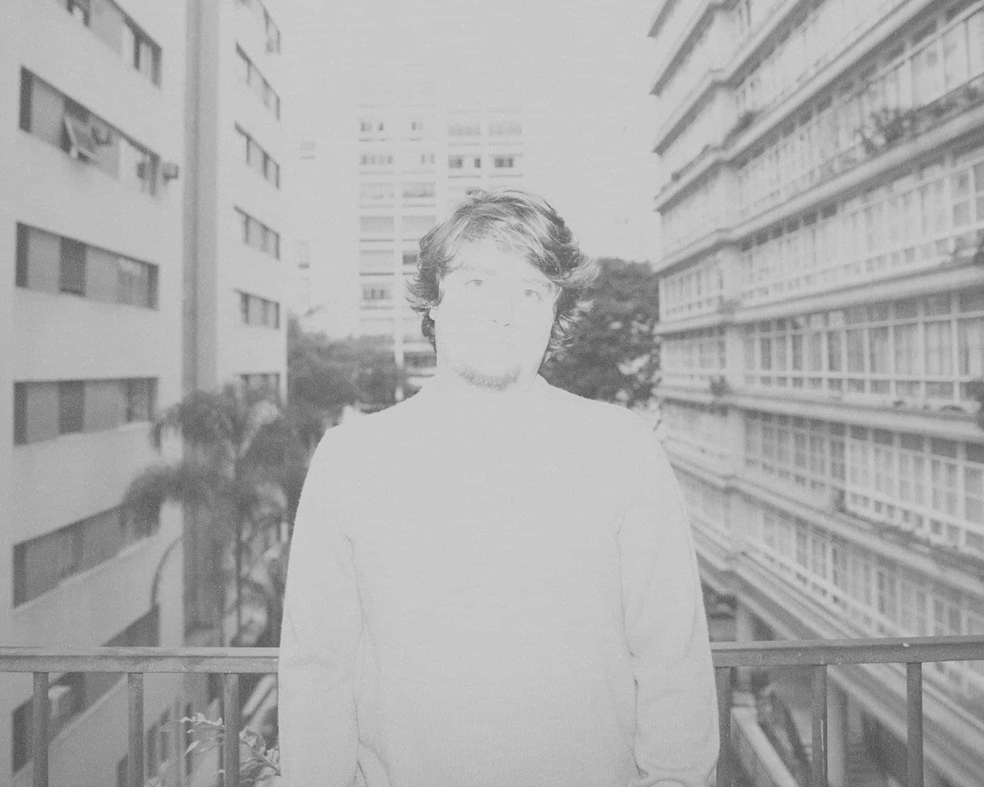 Joaquim e seu disco de estreia “Varanda dos Palpites”