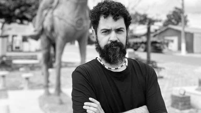 Marcos Vinícius Almeida funde faroeste, barroco e pós-apocalipse