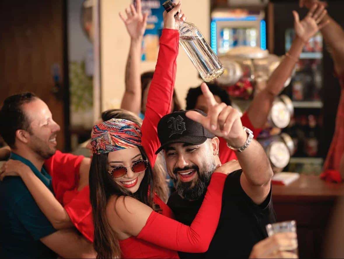 Raí Saia Rodada lança clipe de "Cachaceira" e emplaca hit
