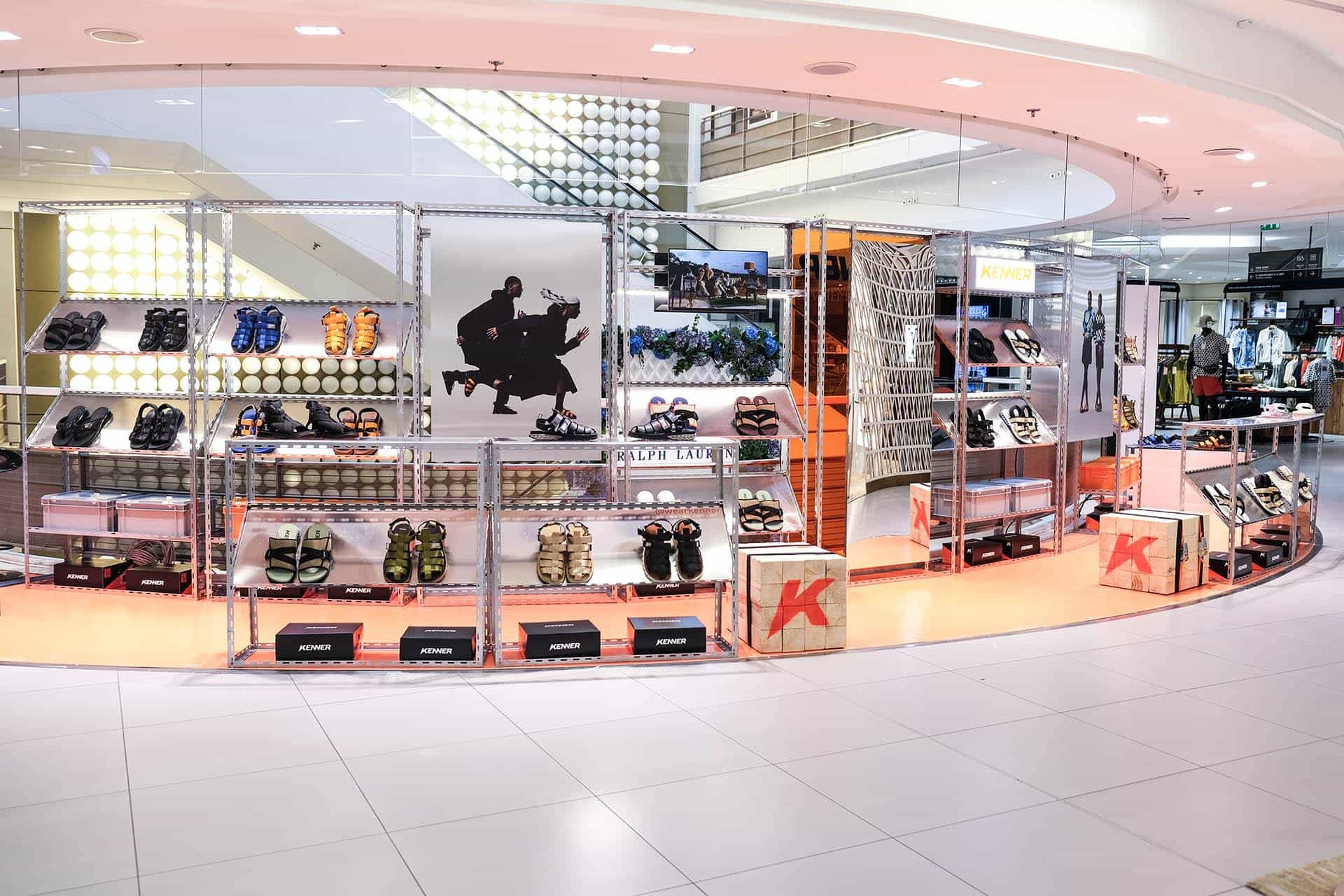 Galeries Lafayette com sandálias que exaltam o streetwear