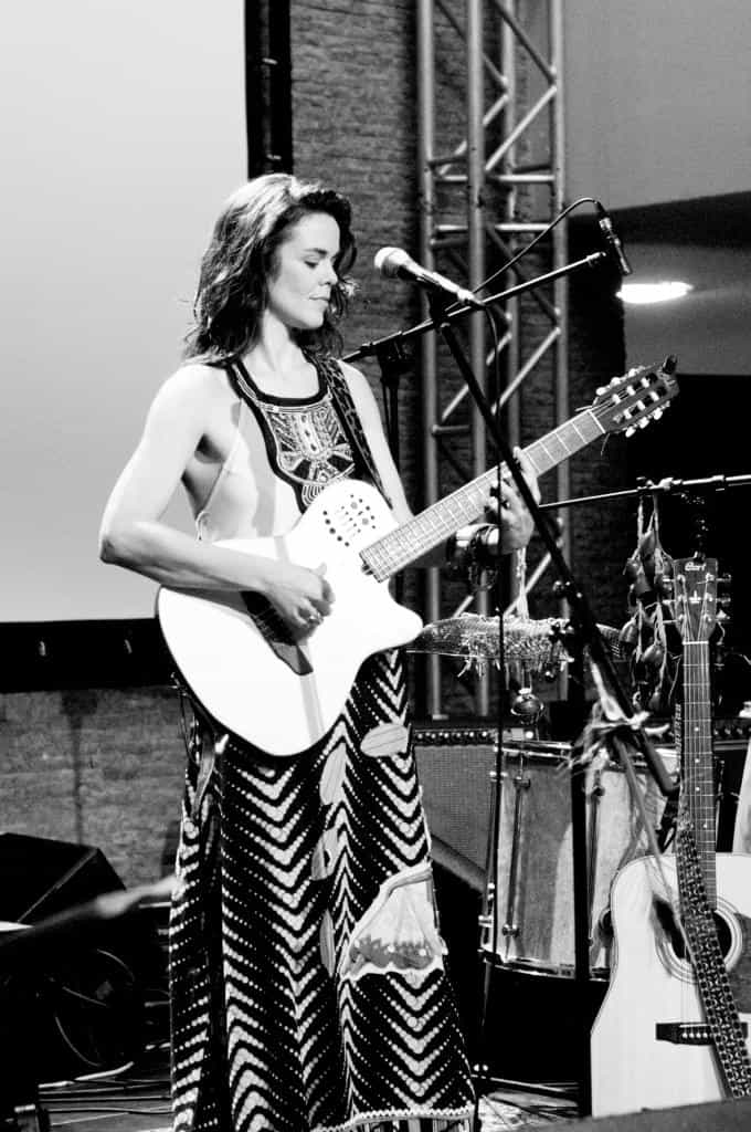 Monica Besser lança "Novo Acorde" no palco do Clube Manouche