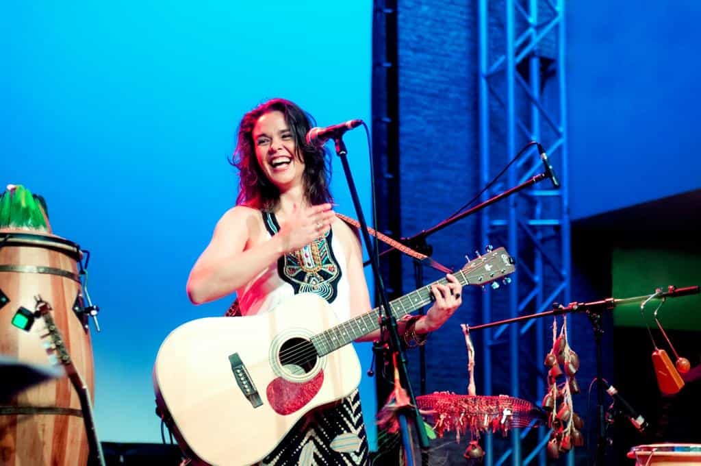 Monica Besser lança "Novo Acorde" no palco do Clube Manouche