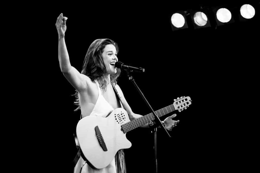 Monica Besser lança "Novo Acorde" no palco do Clube Manouche