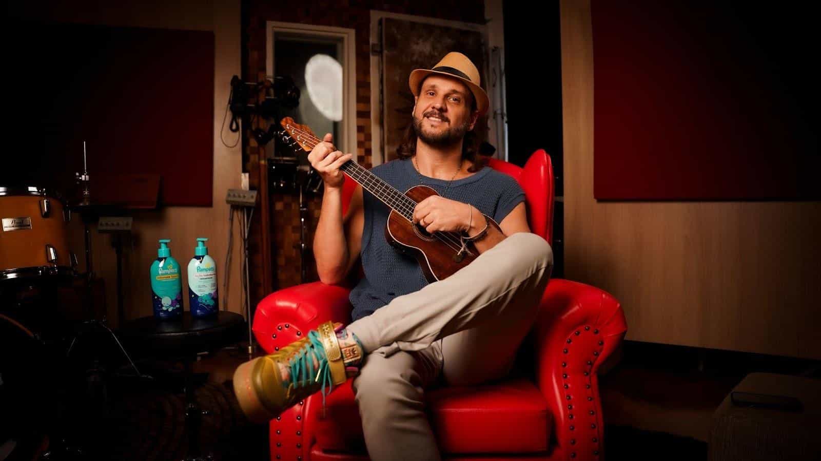 Tato, do Falamansa, embala momento fofo com os filhos