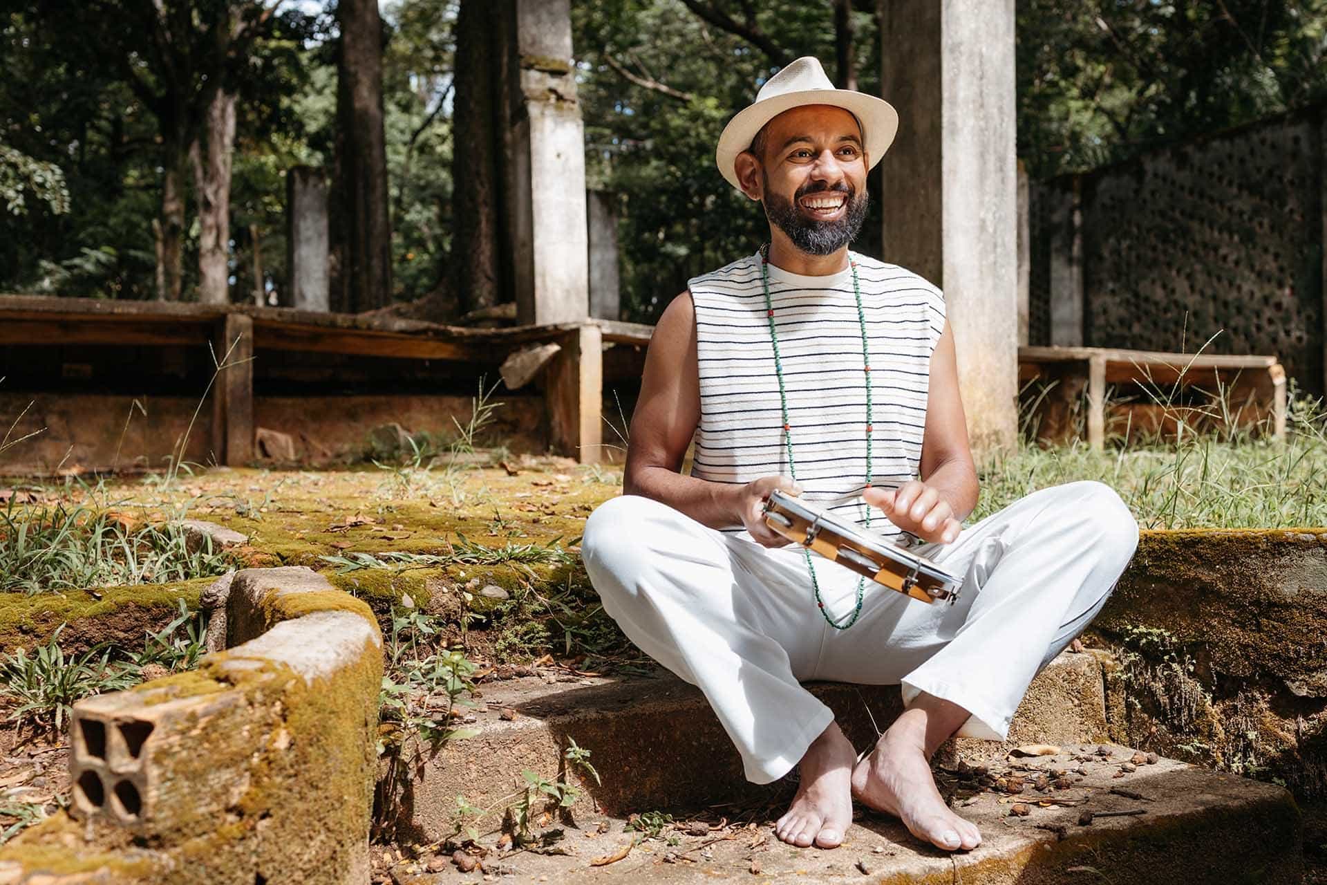 “BENÇA, PAI”: músico Luter Nguzuale celebra ancestralidade