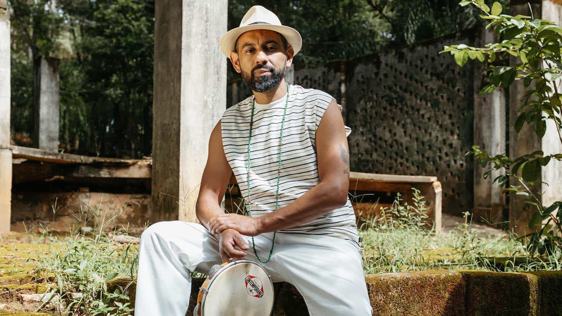 “BENÇA, PAI”: músico Luter Nguzuale celebra ancestralidade