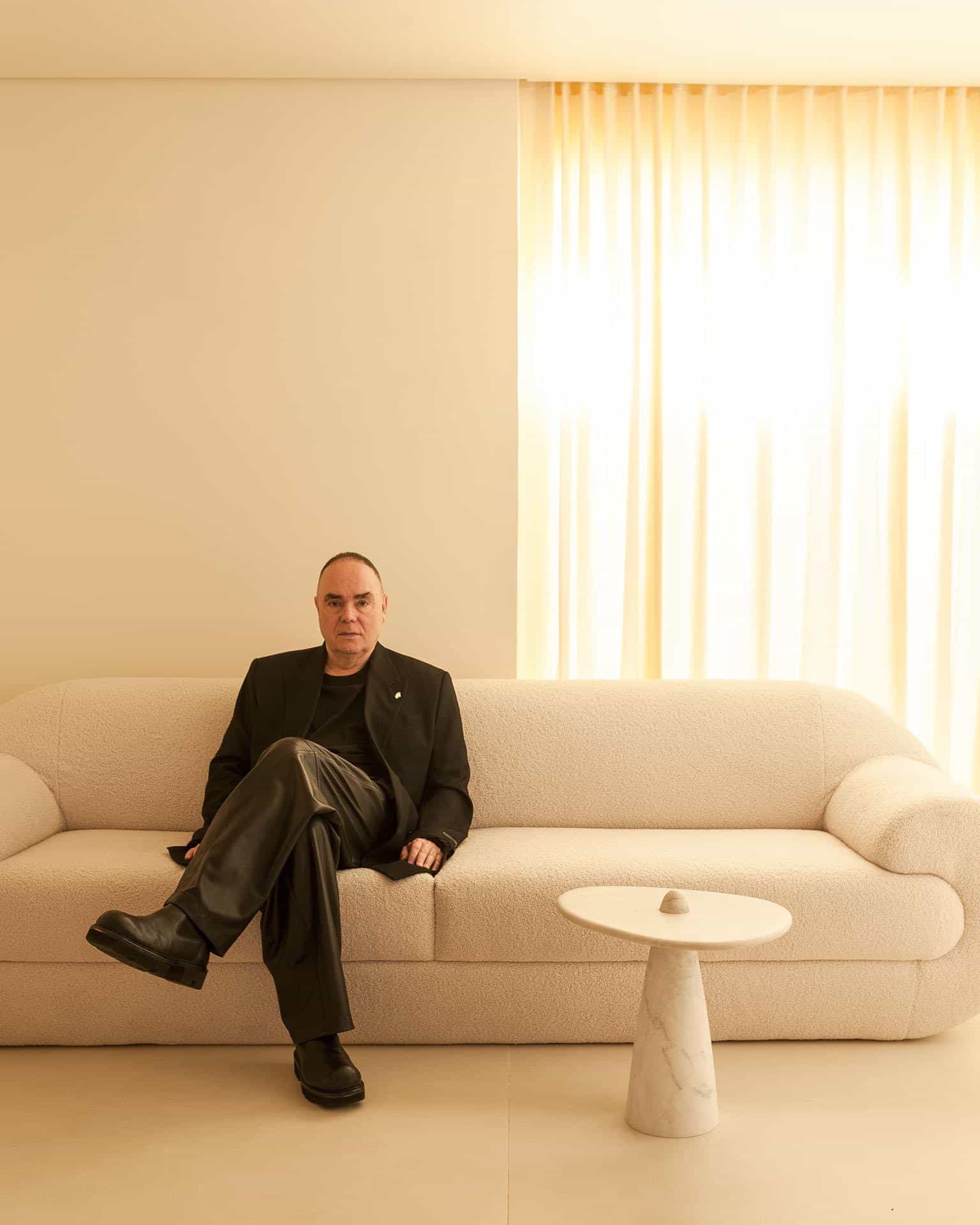 Reinaldo Lourenço inaugura novo atelier sob medida em SP