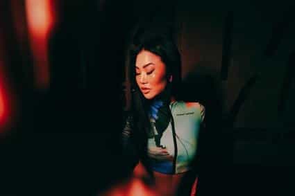 Conheça a trajetória da DJ paulistana Eli IWasa