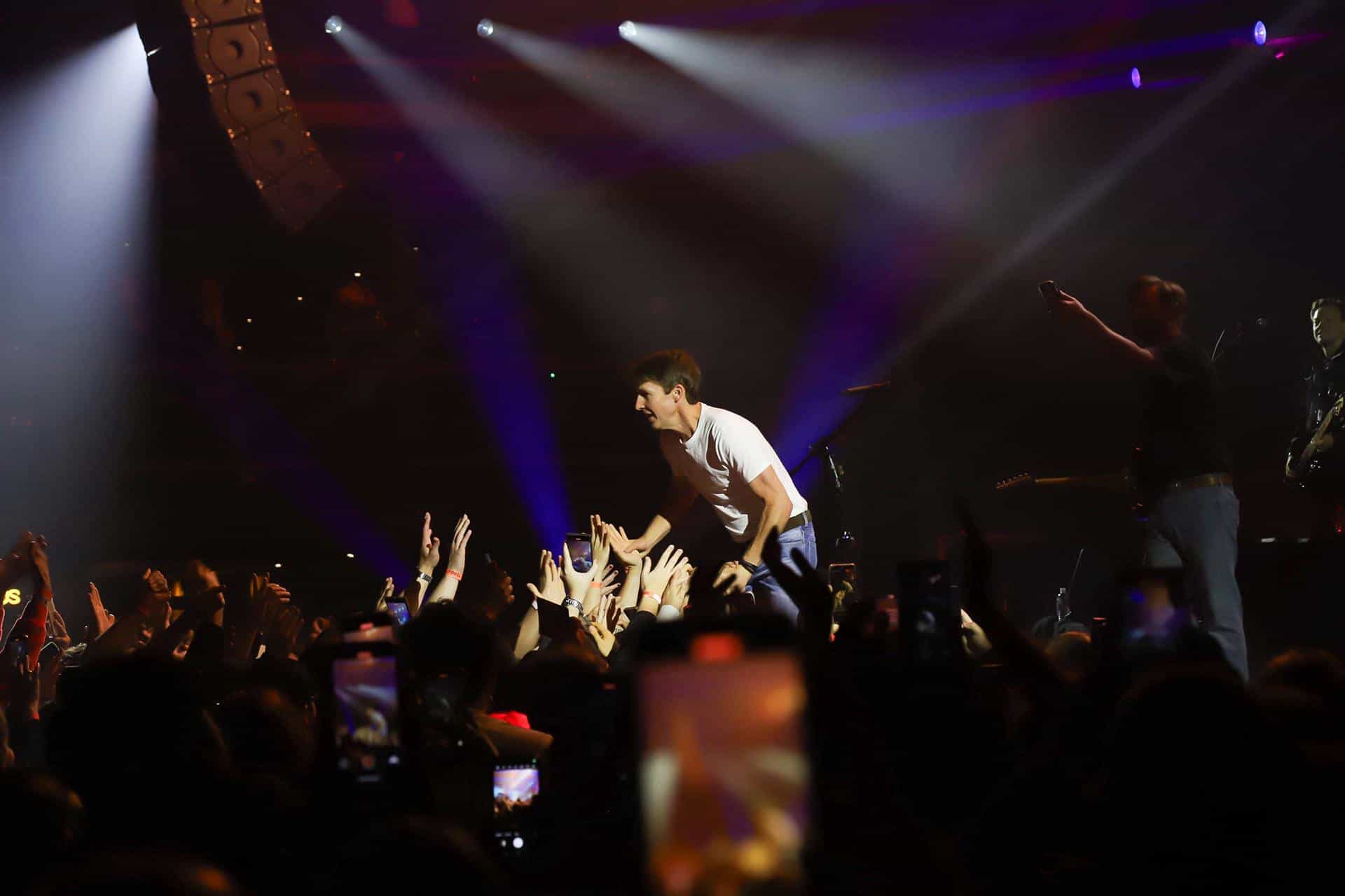 James Blunt faz show histórico com duas horas de espetáculo