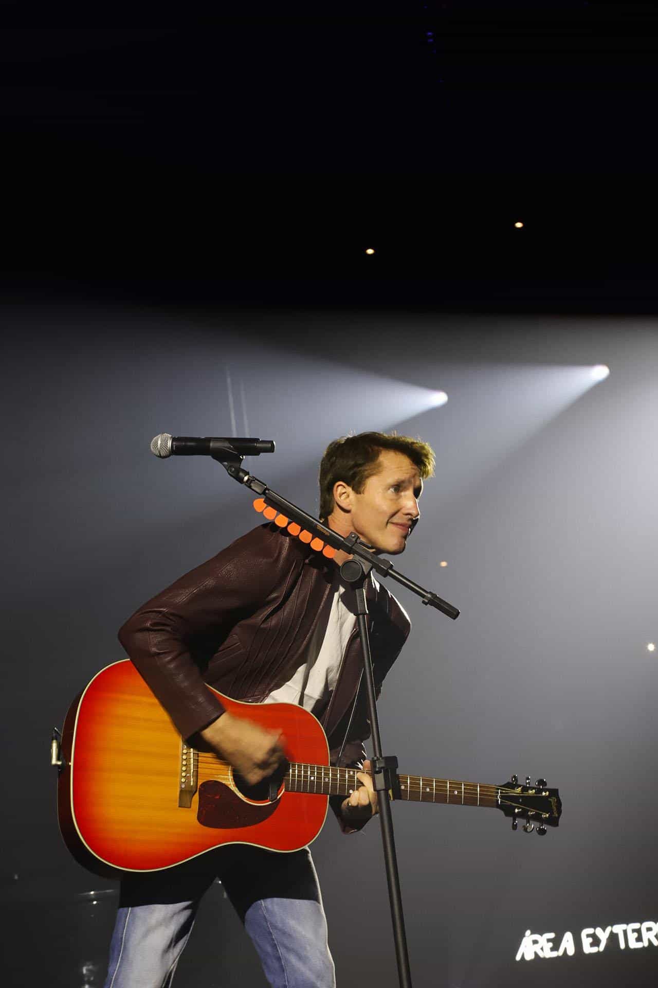 James Blunt faz show histórico com duas horas de espetáculo